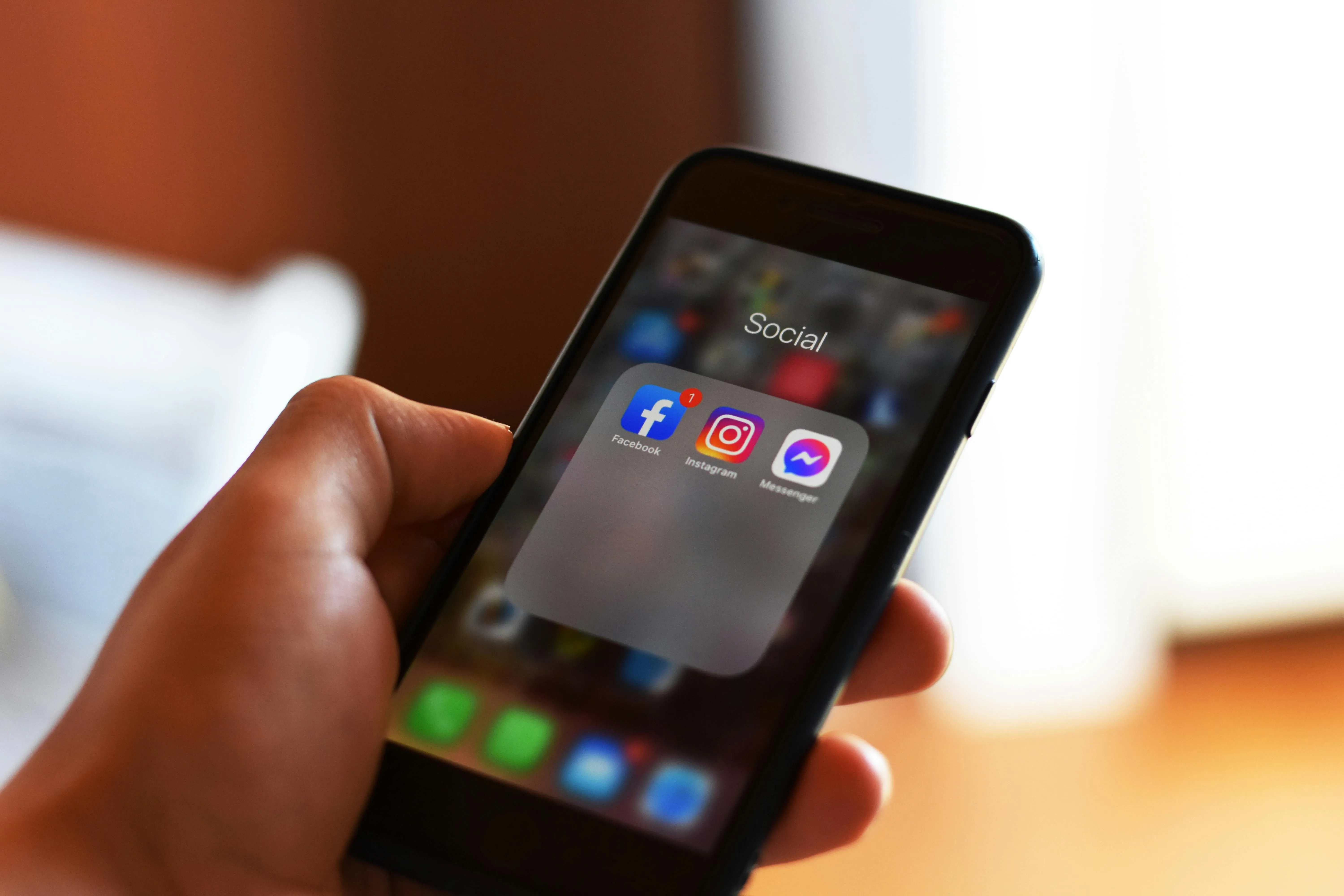 Celular mostrando el feed de Instagram de una empresa de Bogotá gestionada por Once Once