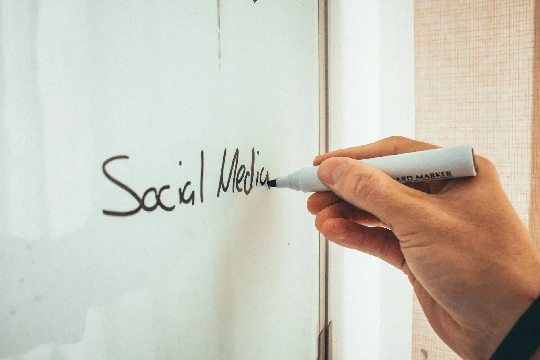 Community Manager o Agencia de Redes Sociales en Bogota: Cual Te Conviene?